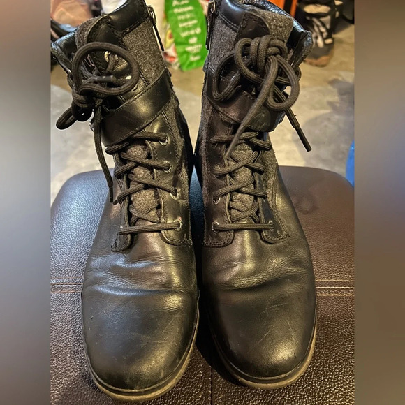 Ugg Kesey Waterproof Boot Black Leather Size 8 - Picture 1 of 7